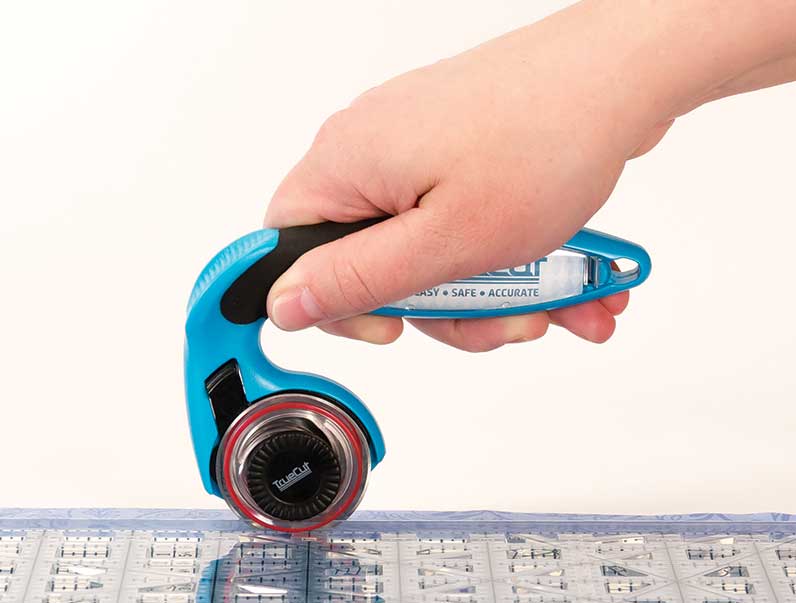 holding rotary cutter with palm